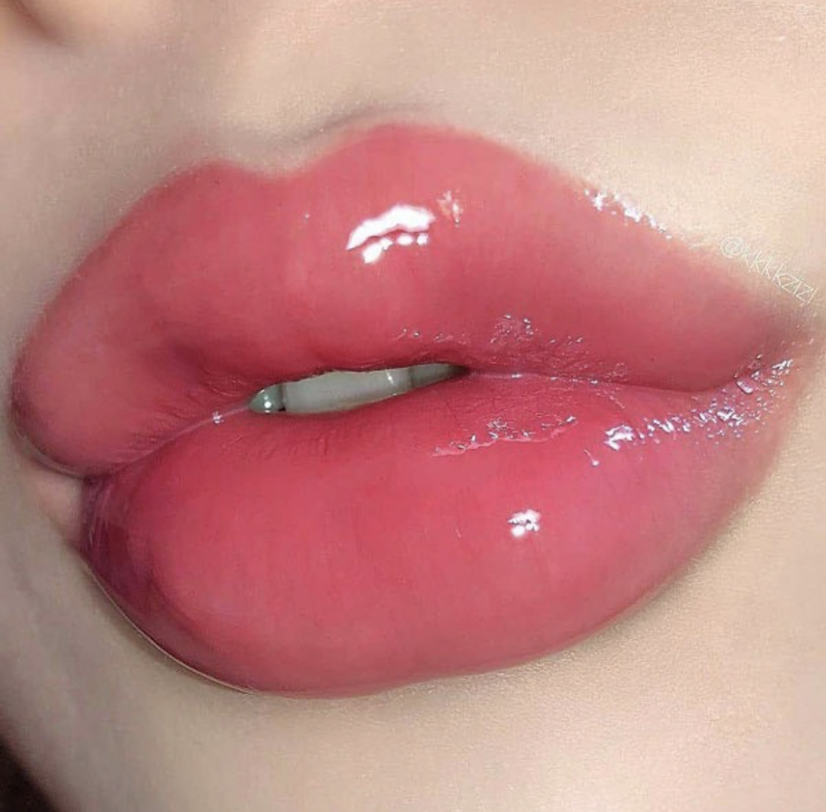 9D0F414E E3BB 4B25 B9AB CCC22094E400 1 برق لب شاینی صورتی با تقویت کننده لب حاوی روغن لب آلوئه ورا بسیار خوش رنگ برند 3Q beauty کد 899222
